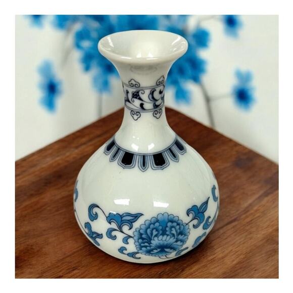 Vintage Made in Japan Tiny Porcelain Bud Vase Floral Asian Style - Picture 1 of 7